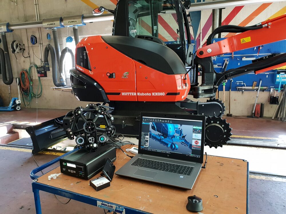 Mobiler 3D-Scan eines Baggers direkt vor Ort mit dem Creaform-Scanner